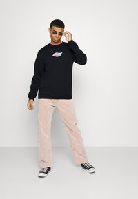 Santa Cruz STRANGE OVAL STRIP CREW UNISEX - Camisola - black