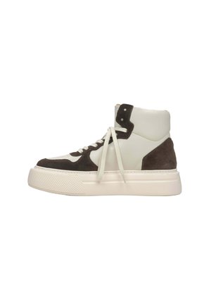 Białe skórzane sneakersy typu high-top z brązowym zamszem, z teksturowaną gumową podeszwą, okrągłym noskiem i płaskimi białymi sznurowadłami.