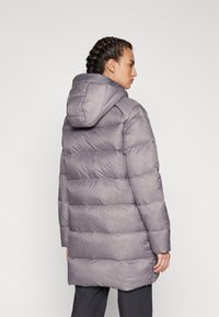 Manteau matelassé gris avec capuche, design matelassé et longueur mi-cuisse. Le tissu a une texture lisse et légèrement réfléchissante.