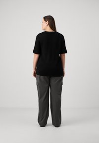Vero Moda Curve VMCEDDIE 2/4 O NECK LONG  - Paprasti marškinėliai - black