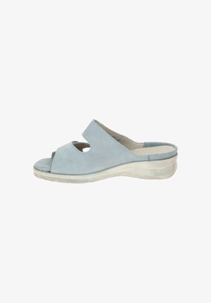 Hellblaue Wildleder-Sandale mit offenem Zehenbereich, gepolsterter Innensohle und weißer, niedriger Gummisohle, Seitenansicht.