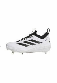 Baskets blanches avec des accents noirs et trois bandes noires, tige texturée, design à lacets, et crampons en plastique pour l'adhérence.