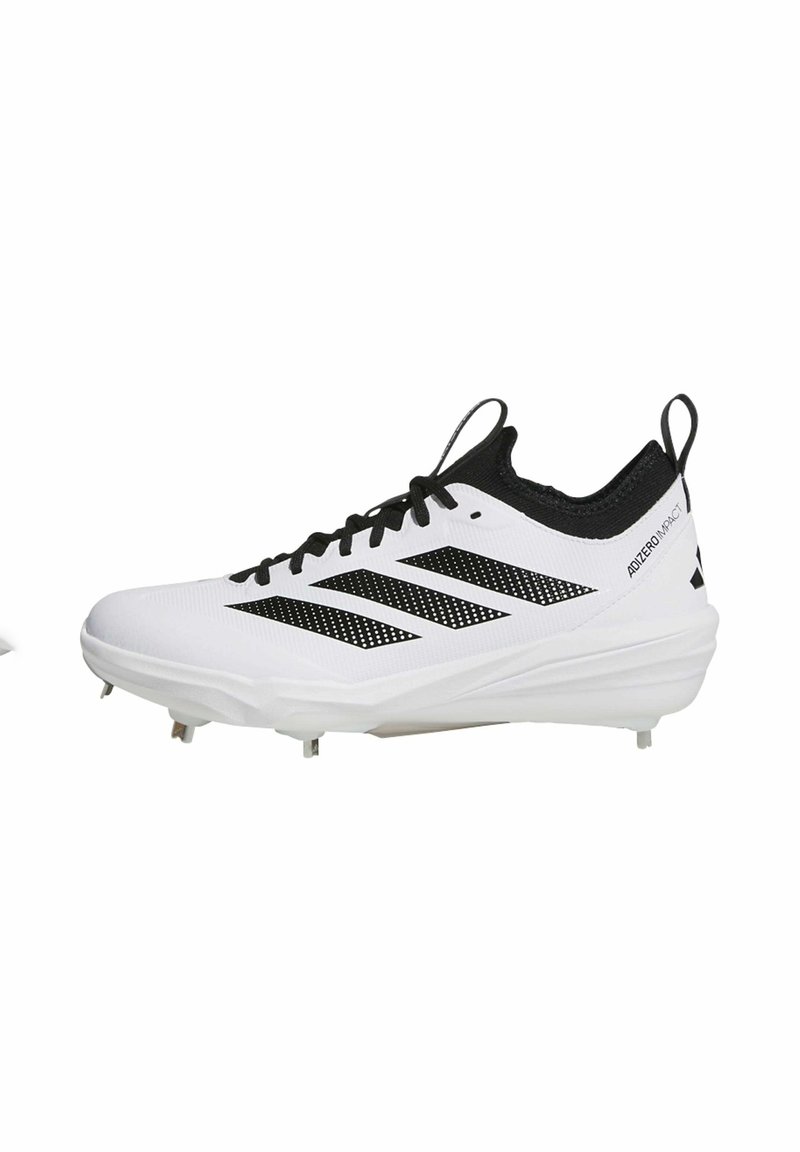 Baskets blanches avec des accents noirs et trois bandes noires, tige texturée, design à lacets, et crampons en plastique pour l'adhérence.