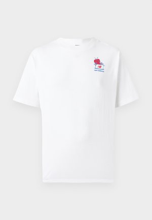 Weißes Baumwoll-T-Shirt mit kurzen Ärmeln, Rundhalsausschnitt und einem bunten Motiv einer Rose sowie Text auf der linken Brustpartie.