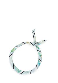 Bandeau en soie multicolore avec un design torsadé, principalement bleu clair avec des rayures vertes et noires, maintenu par un nœud noué.