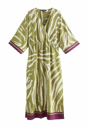 Vestito verde con strisce bianche a zigzag, scollatura a V e maniche corte. Presenta una vita arricciata e un accento bordeaux sulle maniche e sull'orlo.