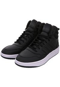 Sneaker alte nere in pelle con finitura testurizzata, dotate di suole bianche, molteplici fori per i lacci e un logo in rilievo sulla linguetta.