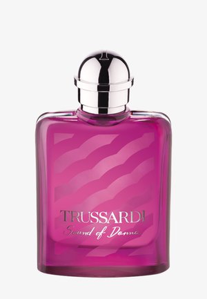 Paarse glazen parfumfles met zilveren afgeronde dop, gelabeld "Trussardi Sound of Donna" met golvend ontwerp op de fles.