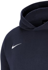 Felpa con cappuccio blu navy realizzata in tessuto morbido, con il logo Nike swoosh bianco sul petto, dal taglio standard e con polsini a costine.