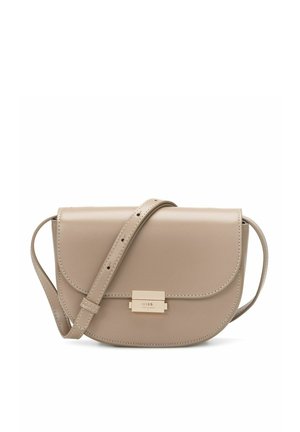Beżowa skórzana torebka crossbody z regulowanym paskiem i złotym prostokątnym zapięciem na zakrzywionej klapie.