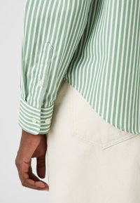 GANT STRIPED - Camicia - seacrest green