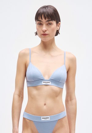 Lichtblauw lingeriesetje bestaande uit een driehoekige bralette met dunne bandjes en een bijpassende low-rise slip met zwarte logo-accenten.