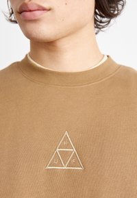 HUF TRIPLE TRIANGLE CREWNECK UNISEX - Sportinis megztinis - camel