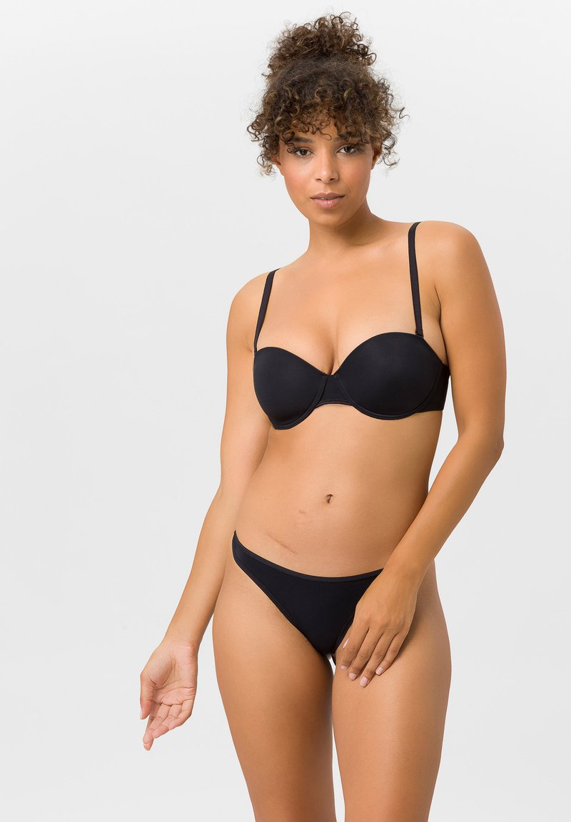 Schwarzes Bikini-Set mit gepolstertem BH und verstellbaren Trägern sowie passendem tief sitzendem Höschen. Glattes Material mit minimalistischem Design.
