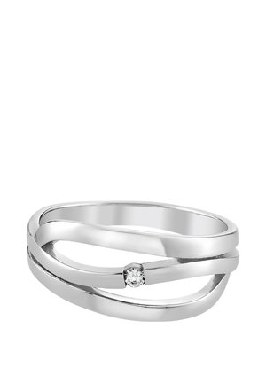 Bague à bande torsadée en argent avec un petit diamant rond serti au centre, design minimaliste et poli.