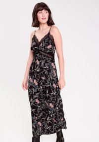 Sort blomster maxi-kjole med blonder, der har V-hals, tynde stropper og et design med lyserøde blomster og grønne blade.
