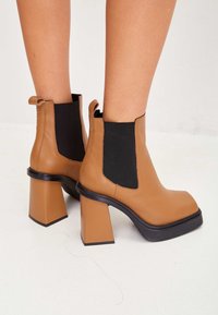 Cesare Gaspari Botines con plataforma - brown
