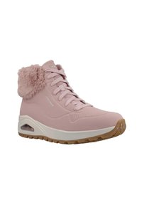 Baskets montantes roses avec des accents en fausse fourrure, tige synthétique texturée, bout perforé, semelle intermédiaire blanche et semelle extérieure en caoutchouc avec grip de traction.
