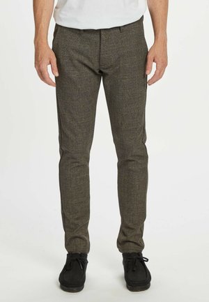 Slim-fit antracietkleurige broek gemaakt van een gestructureerde stof, voorzien van riemlussen en zijzakken, gecombineerd met zwarte schoenen.