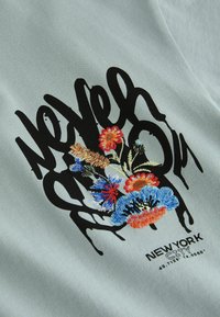 Next RELAXED FIT SHORT SLEEVE GRAPHIC STANDARD - Apdrukāts T-krekls - grey embroidery