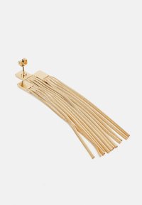 Orecchini in tono oro con una base rettangolare e diverse frange che scendono a cascata. Presentano una chiusura a perno e una texture metallica liscia.
