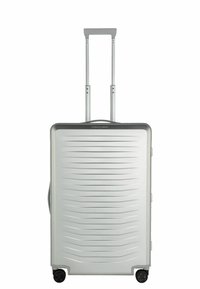 Silberner Hartschalenkoffer mit horizontalen Rillen, einem ausziehbaren Griff und vier schwarzen Rädern für Mobilität. Seitengriff zum Anheben.