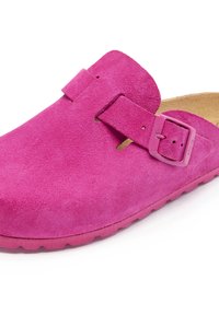 Sabot en daim rose avec une sangle réglable et une semelle plate. Design à bout rond et texture douce. Construction légère pour le confort.