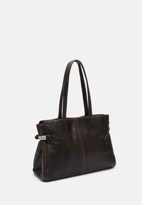 Torba na ramię z ciemnobrązowej skóry z dwoma długimi uchwytami, zdobiona subtelnymi przeszyciami i dekoracyjnymi srebrnymi elementami.