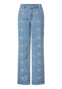 Jasnoniebieskie dżinsy z wysokim stanem i białym haftem w kwiatowy wzór pokrywającym całą tkaninę.