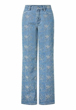 Světle modré džíny z denimu s vysokým pasem a bílým květinovým výšivkovým vzorem pokrývajícím celé látku.