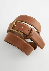 Cinturón de cuero marrón con un acabado texturizado, que presenta una hebilla de metal en tono dorado y costuras blancas. Diseño de correa suave y redondeada.