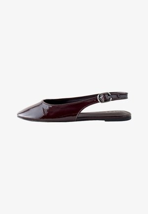 Tumman burgundinvärinen kiiltävä nahkainen slingback-lättänäky, jossa on terävä kärki ja säädettävä hopeanvärinen solki.