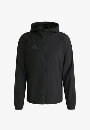 Musta kevyt takki, jossa vetoketjullinen etuosa, säädettävä huppu ja sivupaneelit. Rinnassa hillitty logo ja joustavat hihansuut.