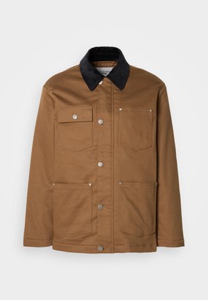 Brązowa kurtka robocza z czarnym kołnierzem z sztruksu, metalowymi guzikami z przodu i czterema przednimi kieszeniami, na białym tle.