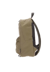 Mochila verde oliva con un exterior suave y resistente al agua, que cuenta con correas para los hombros acolchadas y un detalle de bolsillo lateral de malla.
