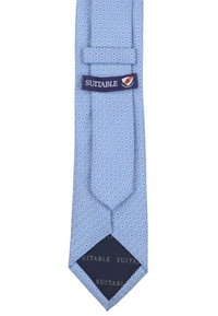 Lichtblauwe stropdas gemaakt van een gestructureerde stof met een klein herhalend patroon. Inclusief een marineblauwe label met het woord "GESCHIKT" en logo.