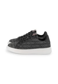 Baskets noires avec semelles en caoutchouc, arborant un motif répétitif "HUGO", bout rond, design à lacets et accents arrière texturés. Semelle extérieure blanche.