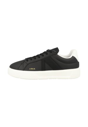 Sneaker in pelle nera con suola in gomma bianca, caratterizzati da un design minimalista, lacci piatti e un piccolo logo dorato sul lato.