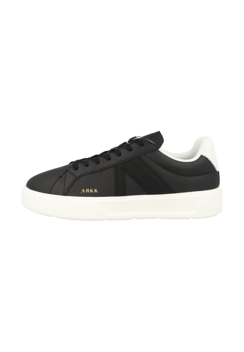 Sneaker in pelle nera con suola in gomma bianca, caratterizzati da un design minimalista, lacci piatti e un piccolo logo dorato sul lato.