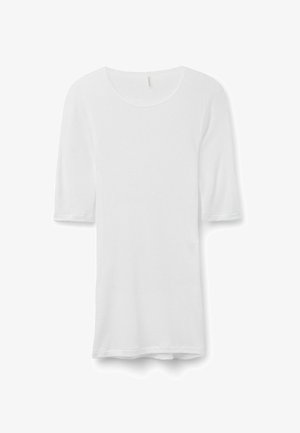 Vit ribbad t-shirt med rund halsringning och ärmar som når till armbågarna. Mjuk textur och slimmad passform. Lättviktig väv, inga synliga mönster eller detaljer.