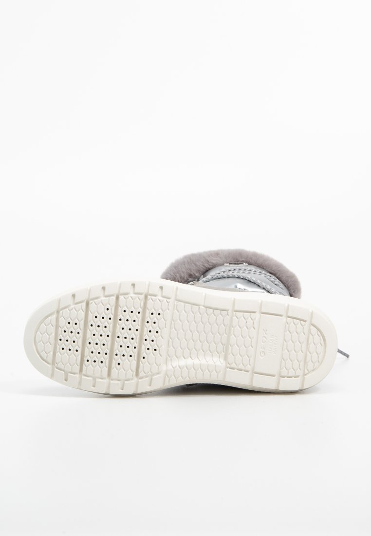 Graue Stiefel mit weichem Kunstfellfutter; weiße Gummisohle mit gemusterter Profilierung; silberne Akzente und Schnürung.