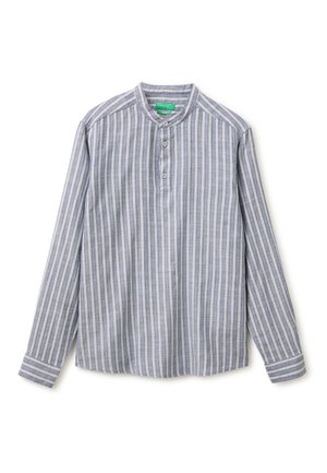 Szara koszula z długim rękawem, białe pionowe paski, okrągły kołnierz i listwa z trzema guzikami, rozłożona na białym tle.