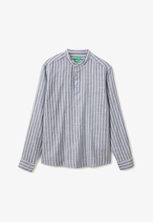 Chemise grise à manches longues avec rayures verticales blanches, col rond et patte à trois boutons, étalée à plat sur un fond blanc.