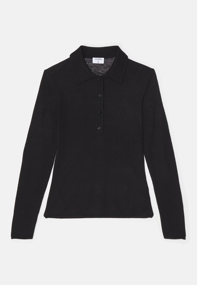 Must musta pika varrukatega krae-shirt, mis on valmistatud pehmest kangast, nupuga kinnise ja siledaga, pakkudes sobivat siluetti.