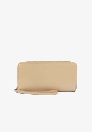 Portefeuille en cuir beige avec fermeture éclair, doté d'une bandoulière et d'un logo embossé discret. Texture lisse et forme rectangulaire.