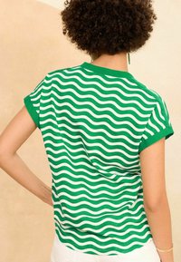 Love & Roses REGULAR FIT - Triko s potiskem - green and white wave stripe