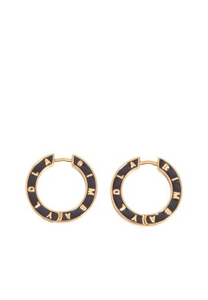 Pendientes de aro dorados con incrustación de esmalte negro, cada uno con letras doradas que deletrean "LOLA BIMBA" alrededor de la circunferencia.