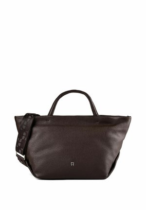 Dunkelbraune strukturierte Ledertasche mit kurzen Griffen und einem breiten verstellbaren Schulterriemen mit einem dezenten Muster.