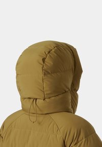 Chaqueta puffer color caqui con capucha, que presenta una textura acolchada, cordón elástico en el cuello y un acabado de tela suave.