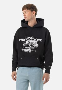 Schwarzer Hoodie aus Baumwolle, mit einem weißen grafischen Baumdesign. Er hat eine Fronttasche und eine Kapuze mit Kordelzug.